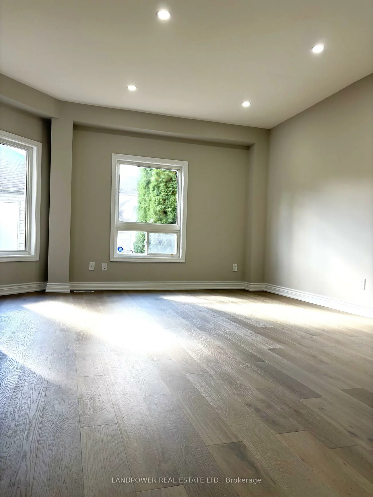 447, Hollandview, Bayview Wellington, Aurora