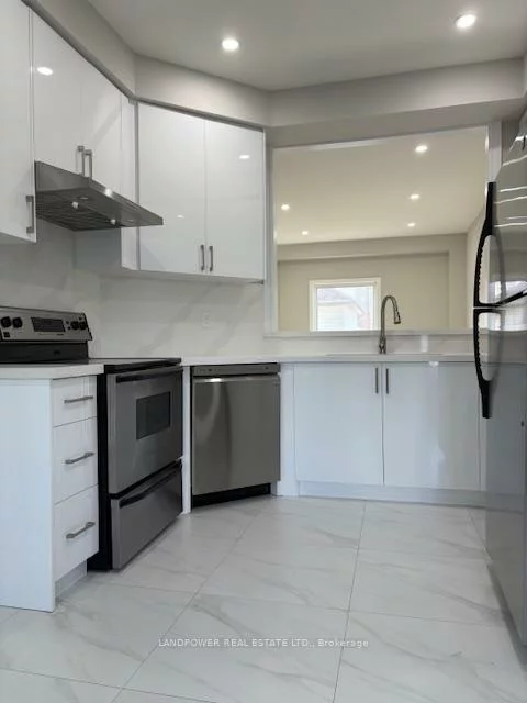 447, Hollandview, Bayview Wellington, Aurora