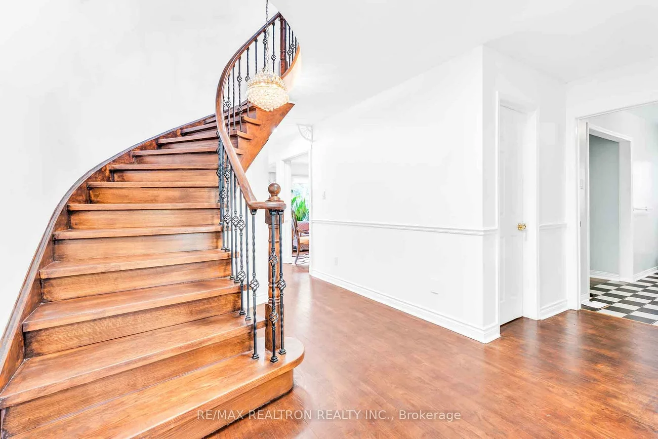111, Devins, Aurora Heights, Aurora