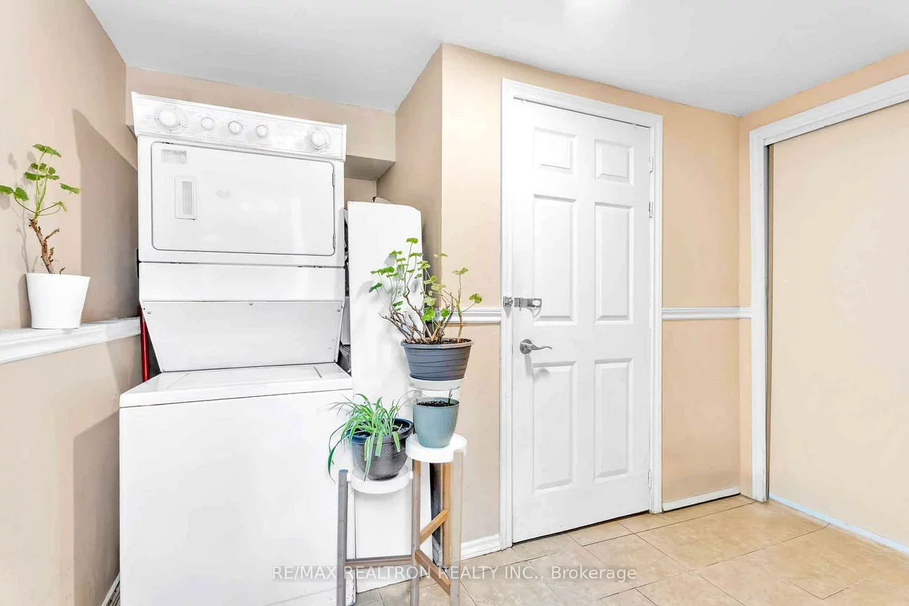 111, Devins, Aurora Heights, Aurora