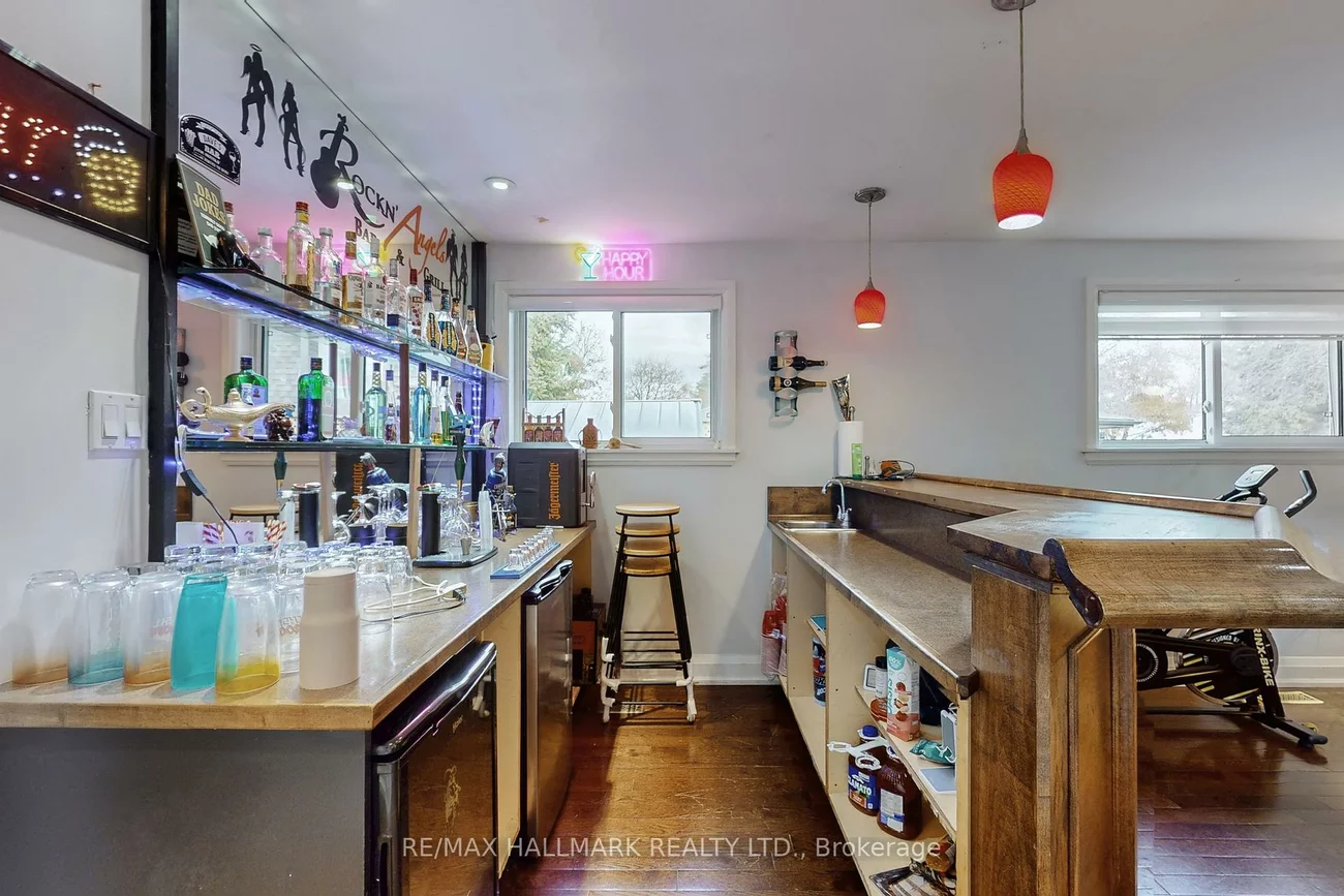 4, Devins, Aurora Heights, Aurora