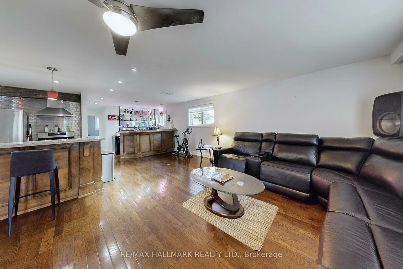 4, Devins, Aurora Heights, Aurora