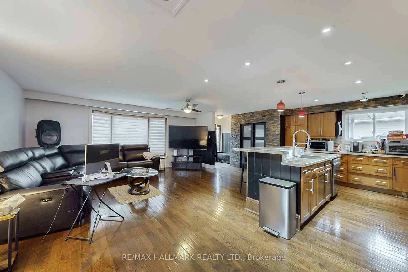 4, Devins, Aurora Heights, Aurora