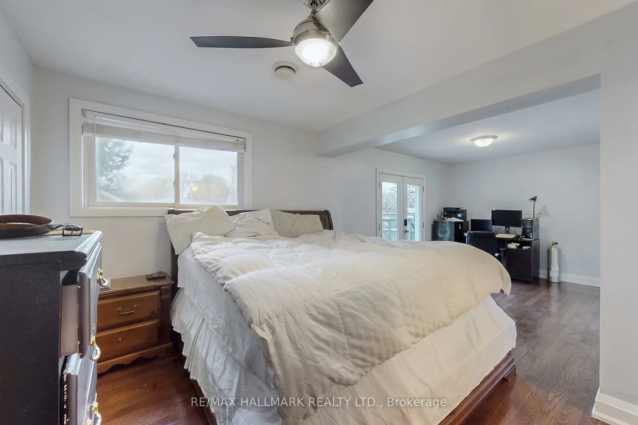 4, Devins, Aurora Heights, Aurora