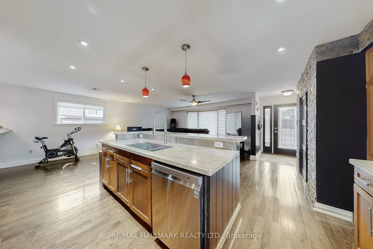 4, Devins, Aurora Heights, Aurora