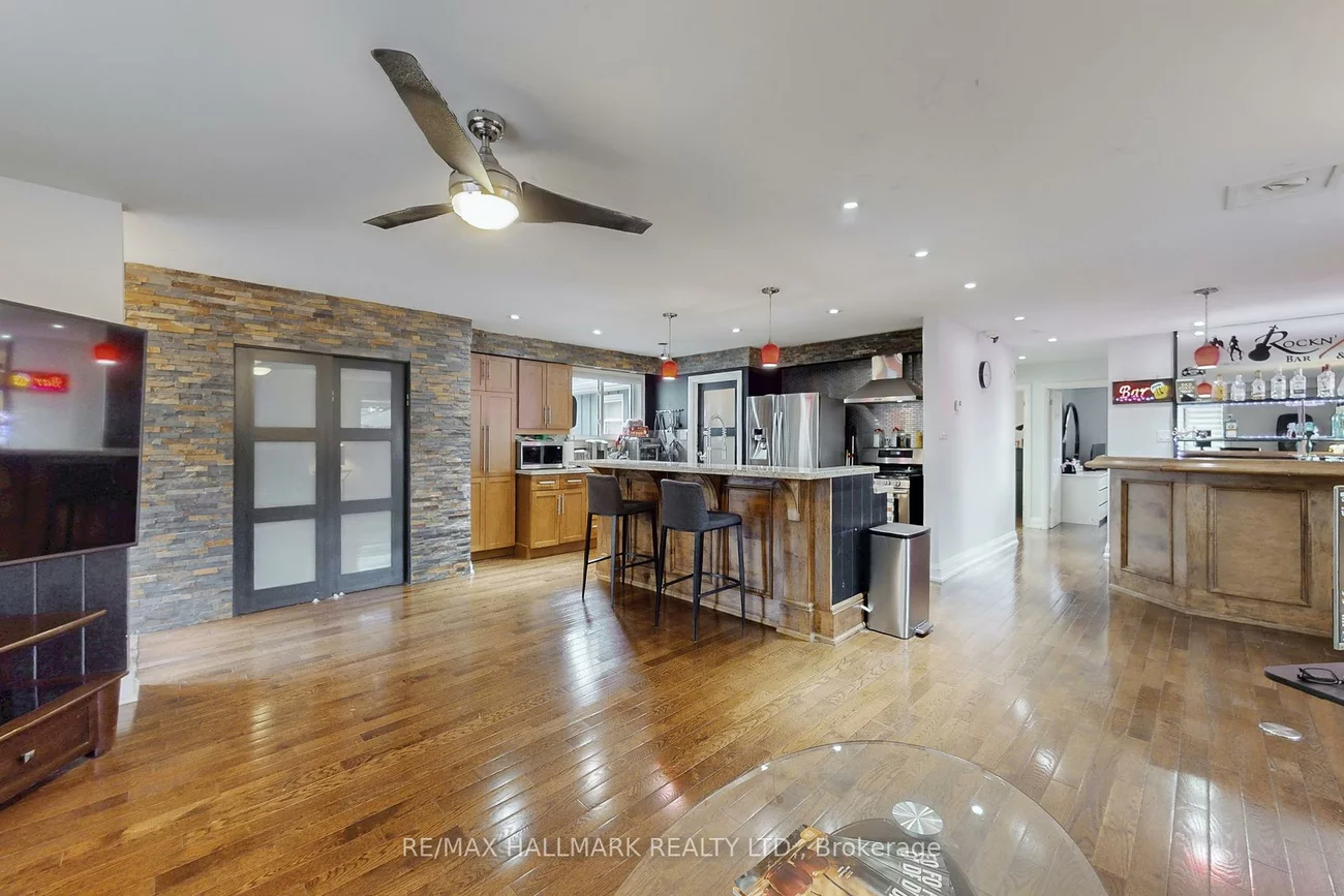 4, Devins, Aurora Heights, Aurora