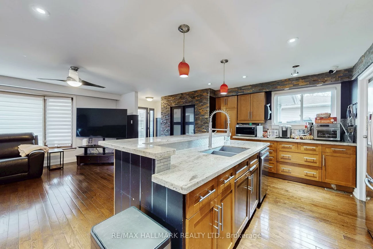 4, Devins, Aurora Heights, Aurora