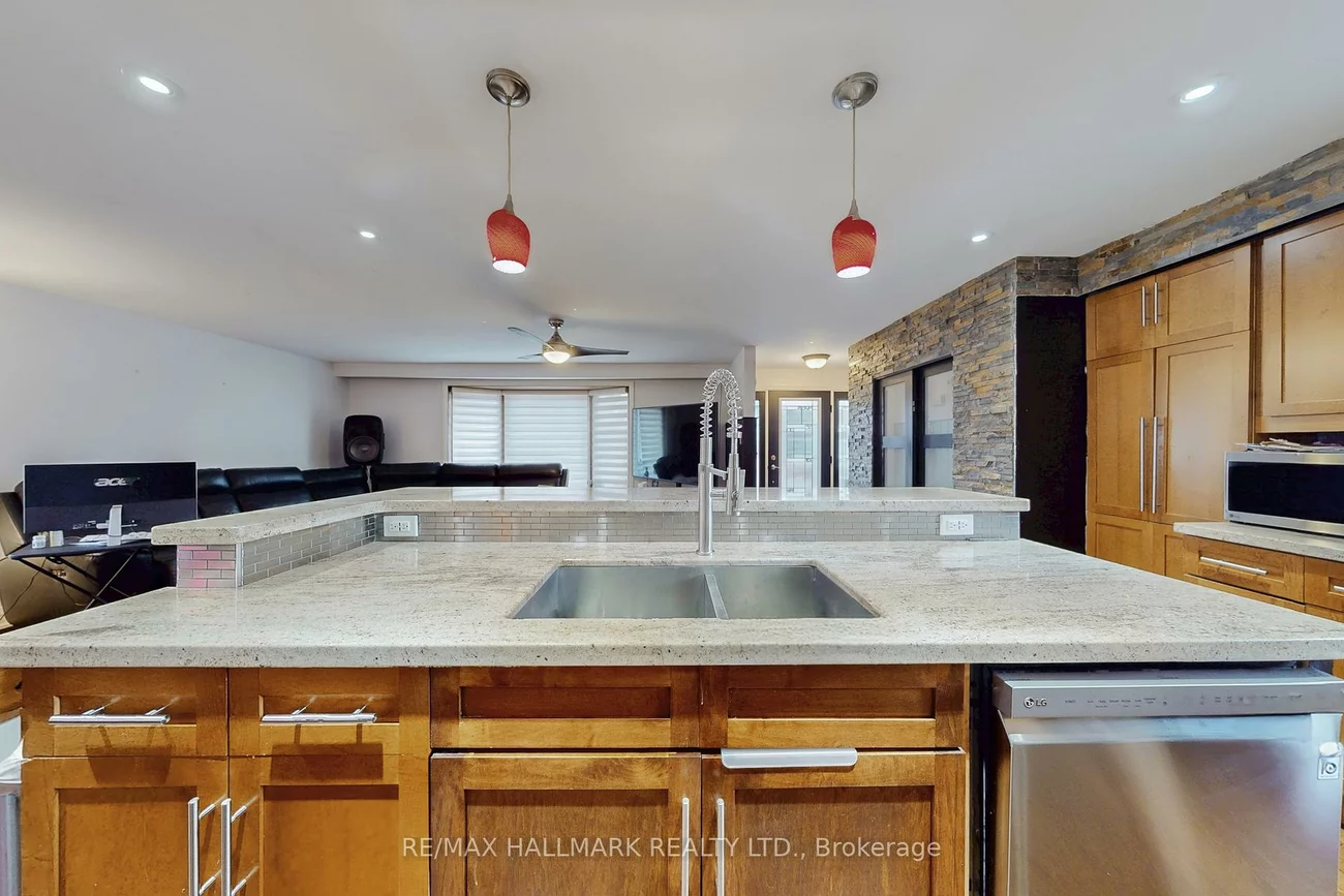 4, Devins, Aurora Heights, Aurora