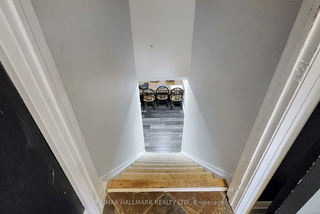 4, Devins, Aurora Heights, Aurora