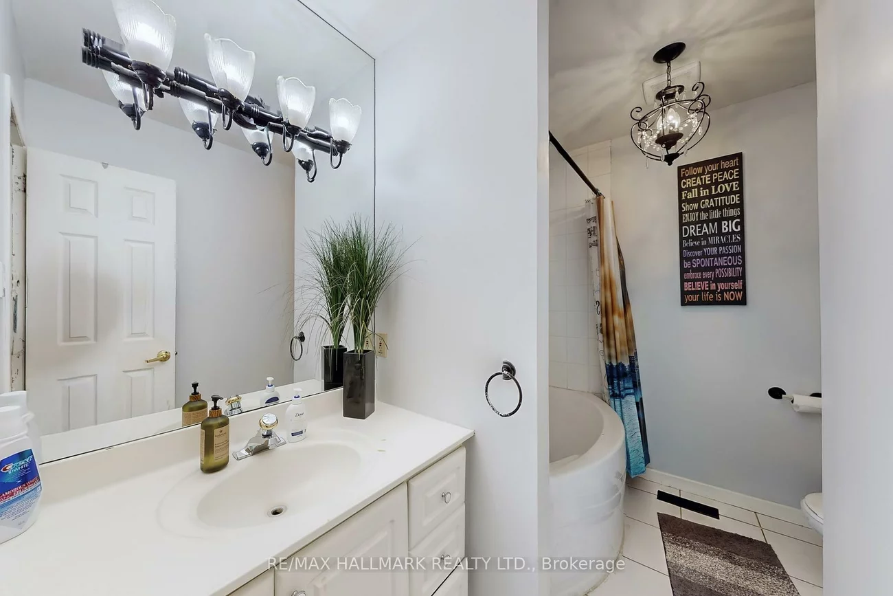 4, Devins, Aurora Heights, Aurora