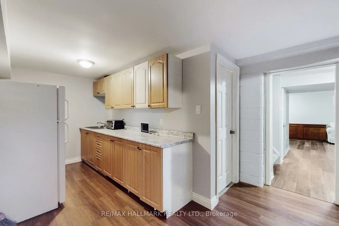 4, Devins, Aurora Heights, Aurora