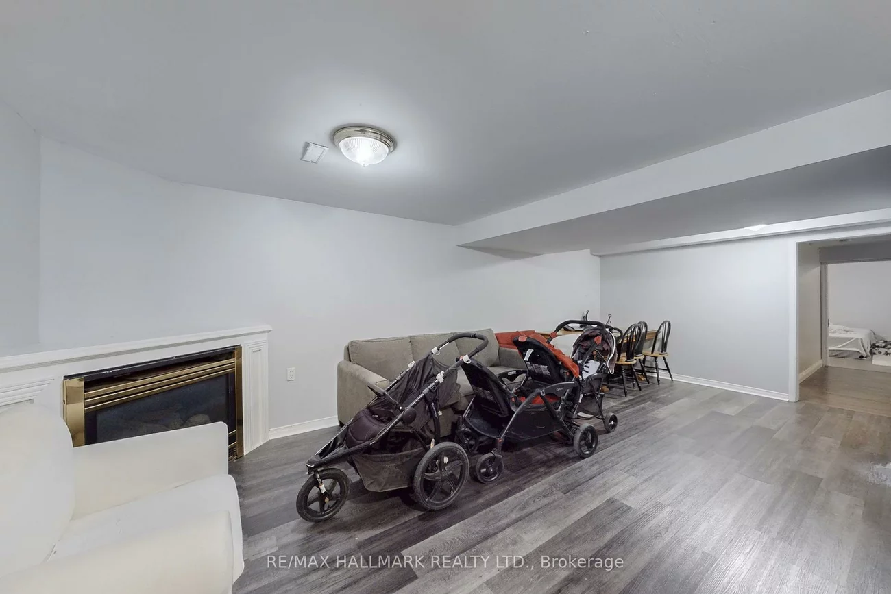 4, Devins, Aurora Heights, Aurora