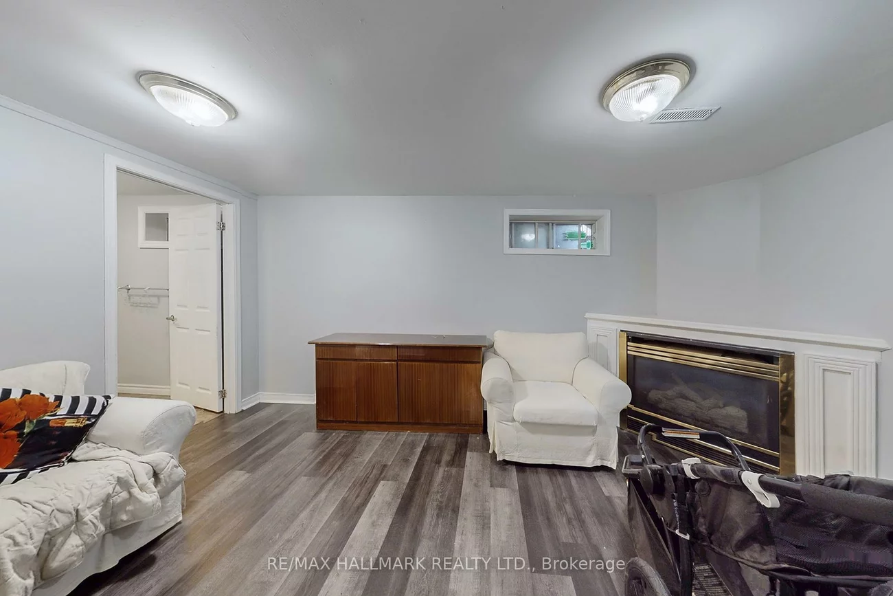 4, Devins, Aurora Heights, Aurora