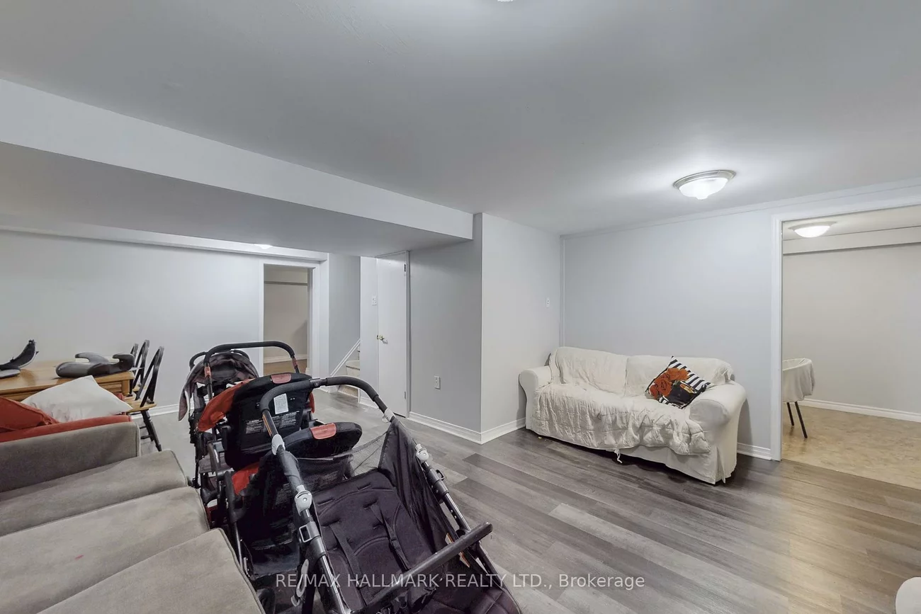 4, Devins, Aurora Heights, Aurora