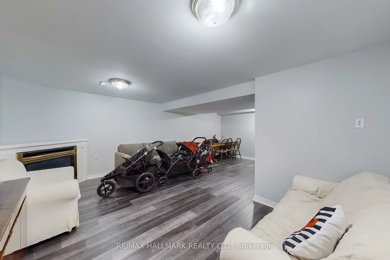 4, Devins, Aurora Heights, Aurora