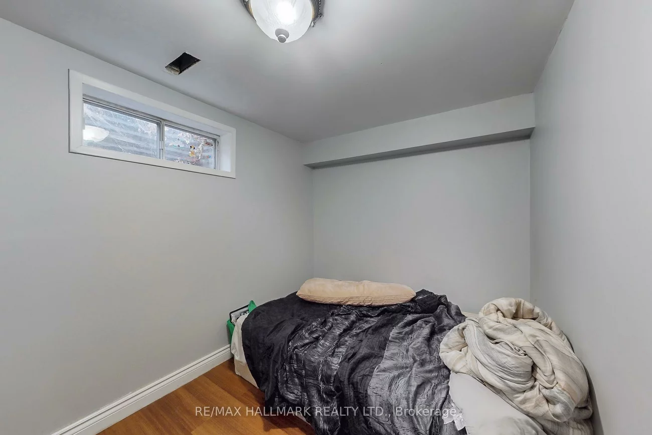 4, Devins, Aurora Heights, Aurora