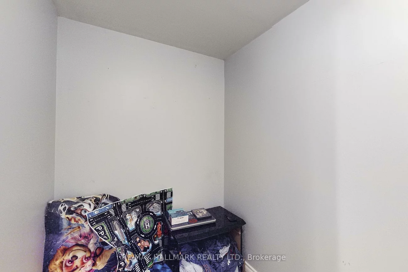 4, Devins, Aurora Heights, Aurora