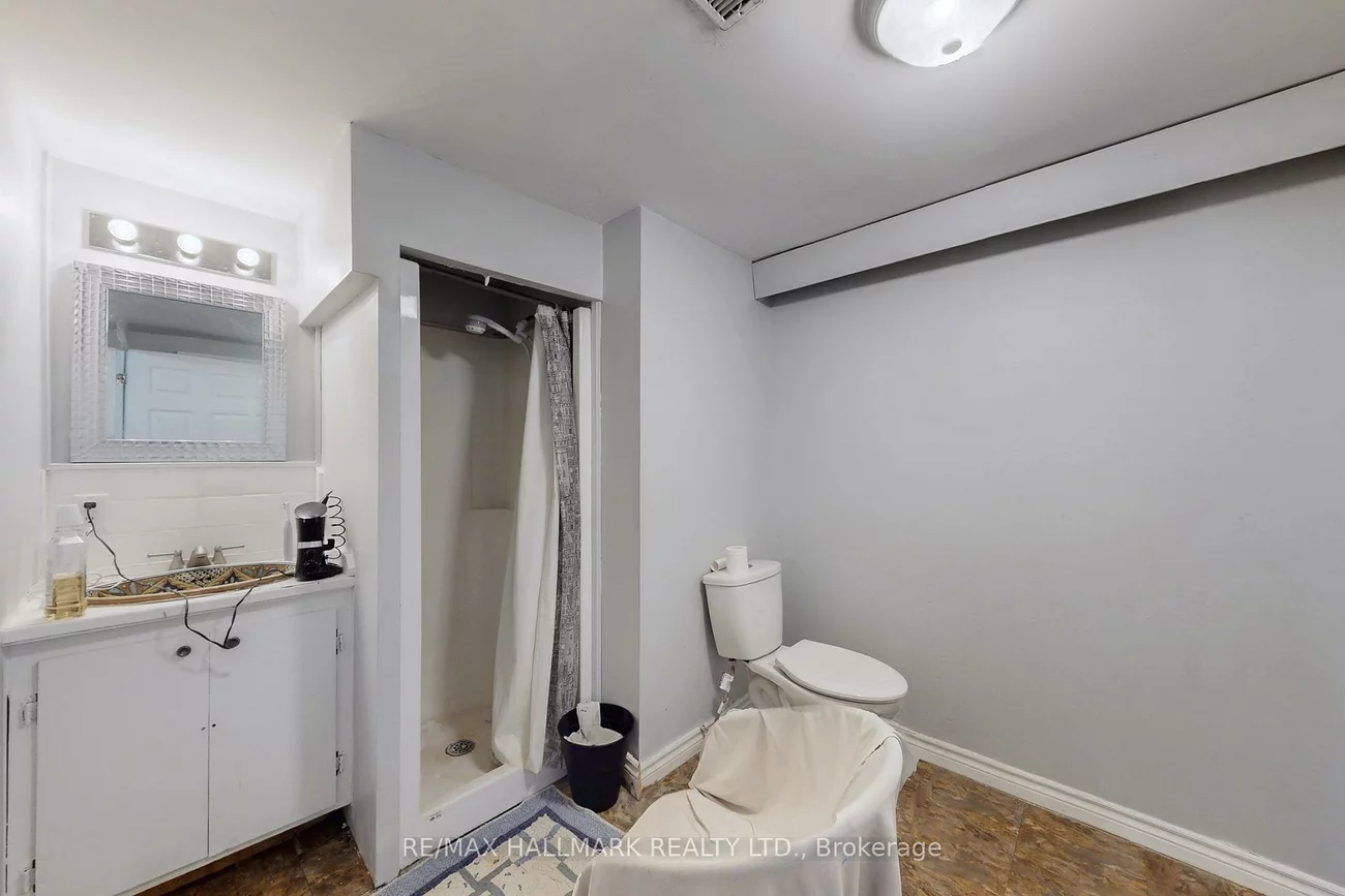 4, Devins, Aurora Heights, Aurora