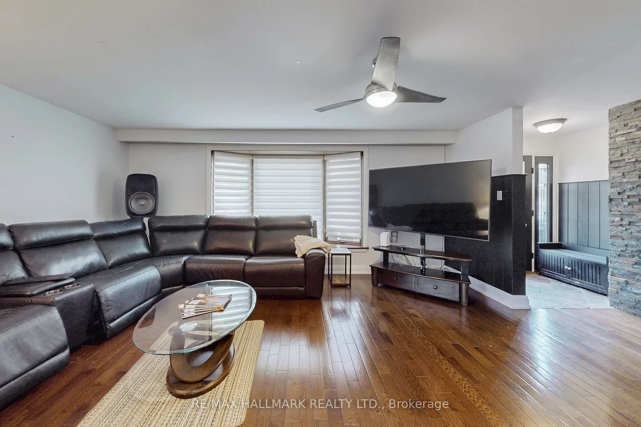 4, Devins, Aurora Heights, Aurora