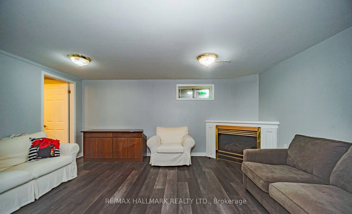 4, Devins, Aurora Heights, Aurora