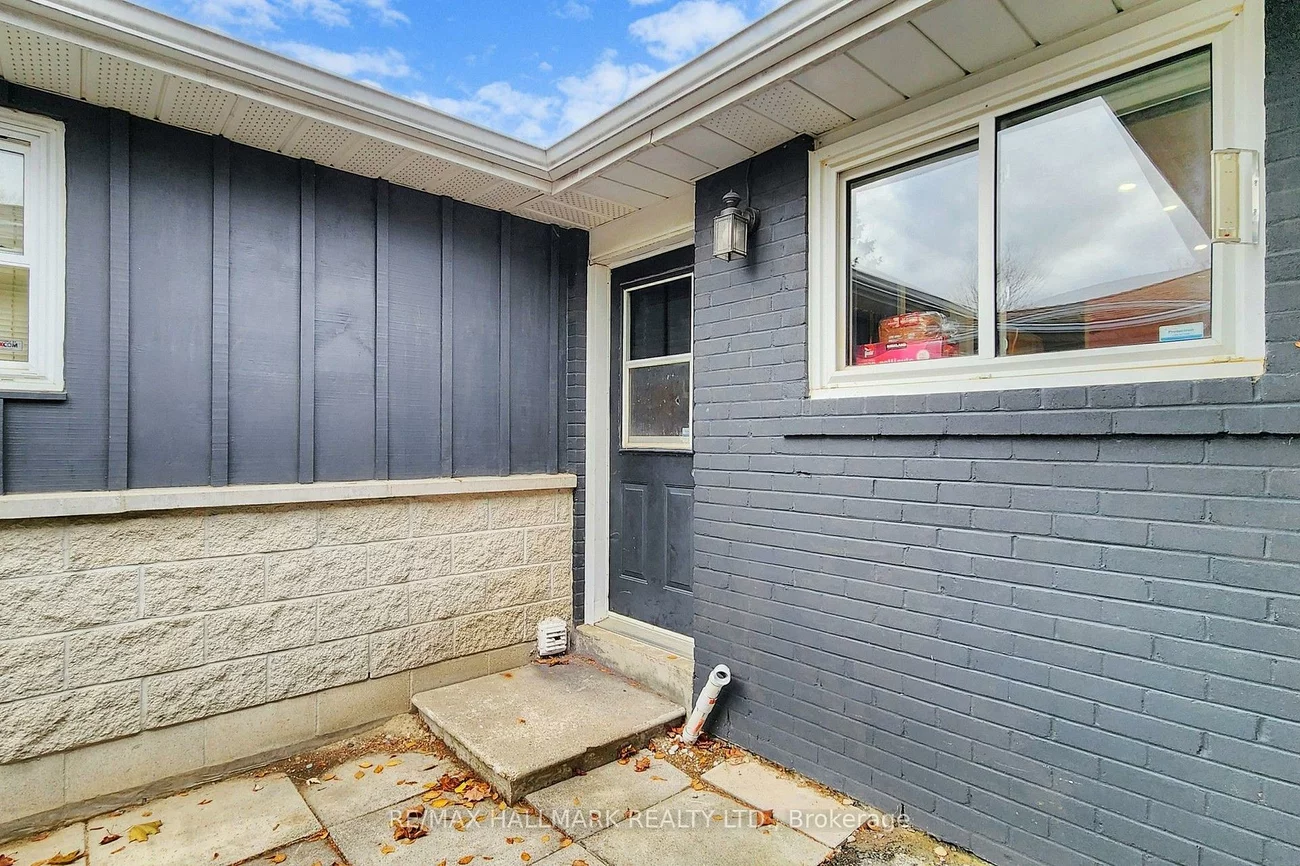 4, Devins, Aurora Heights, Aurora