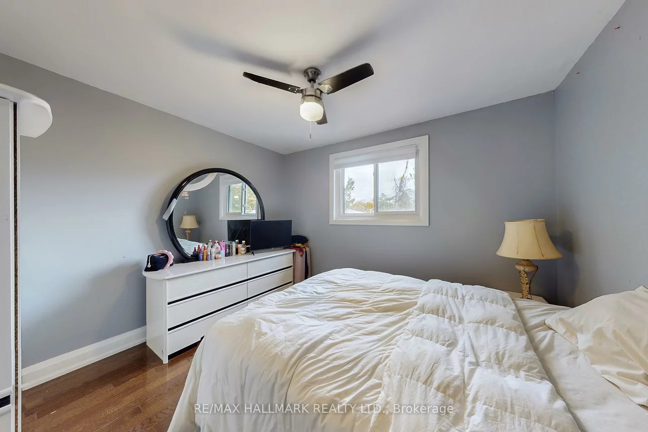 4, Devins, Aurora Heights, Aurora