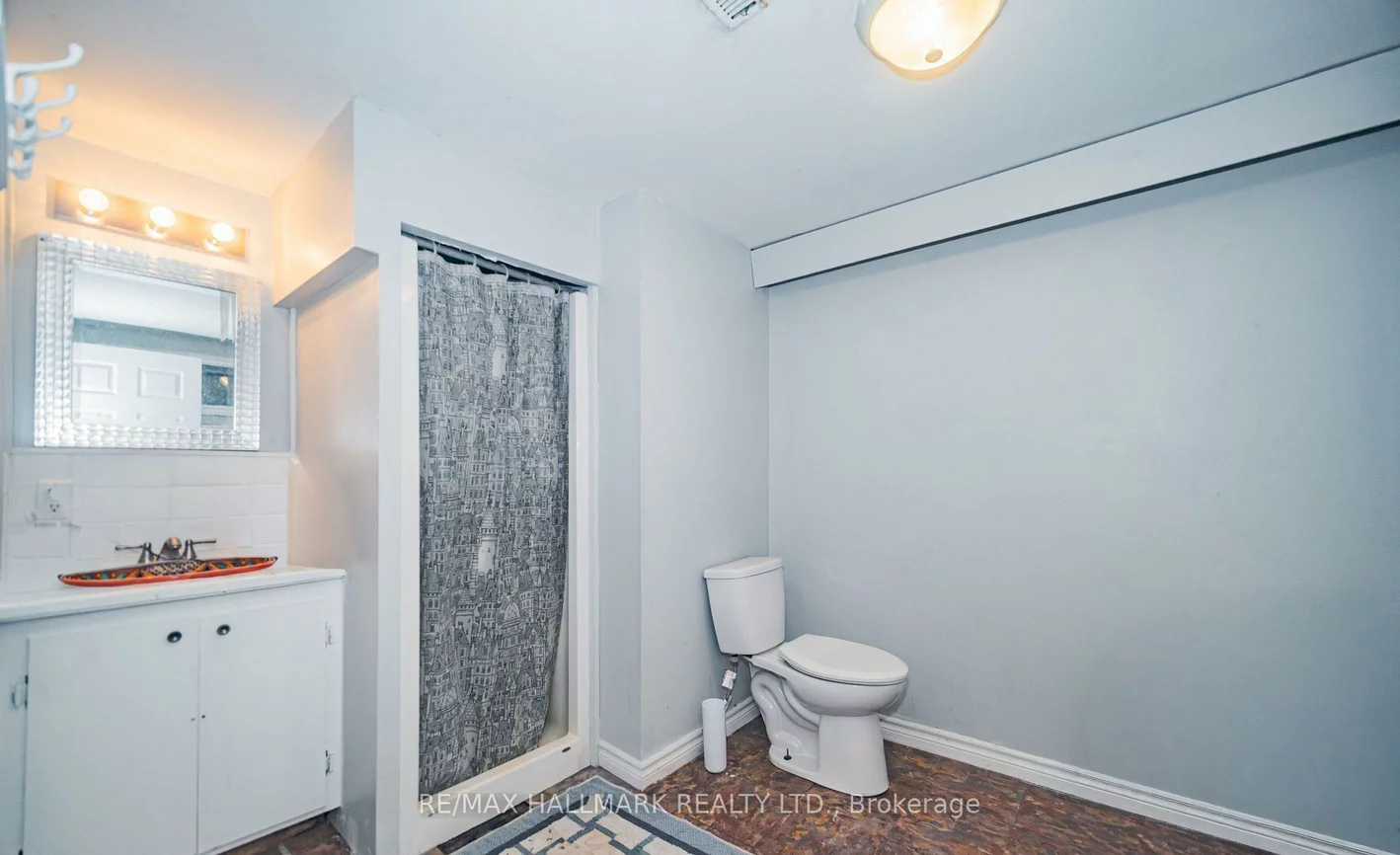 4, Devins, Aurora Heights, Aurora