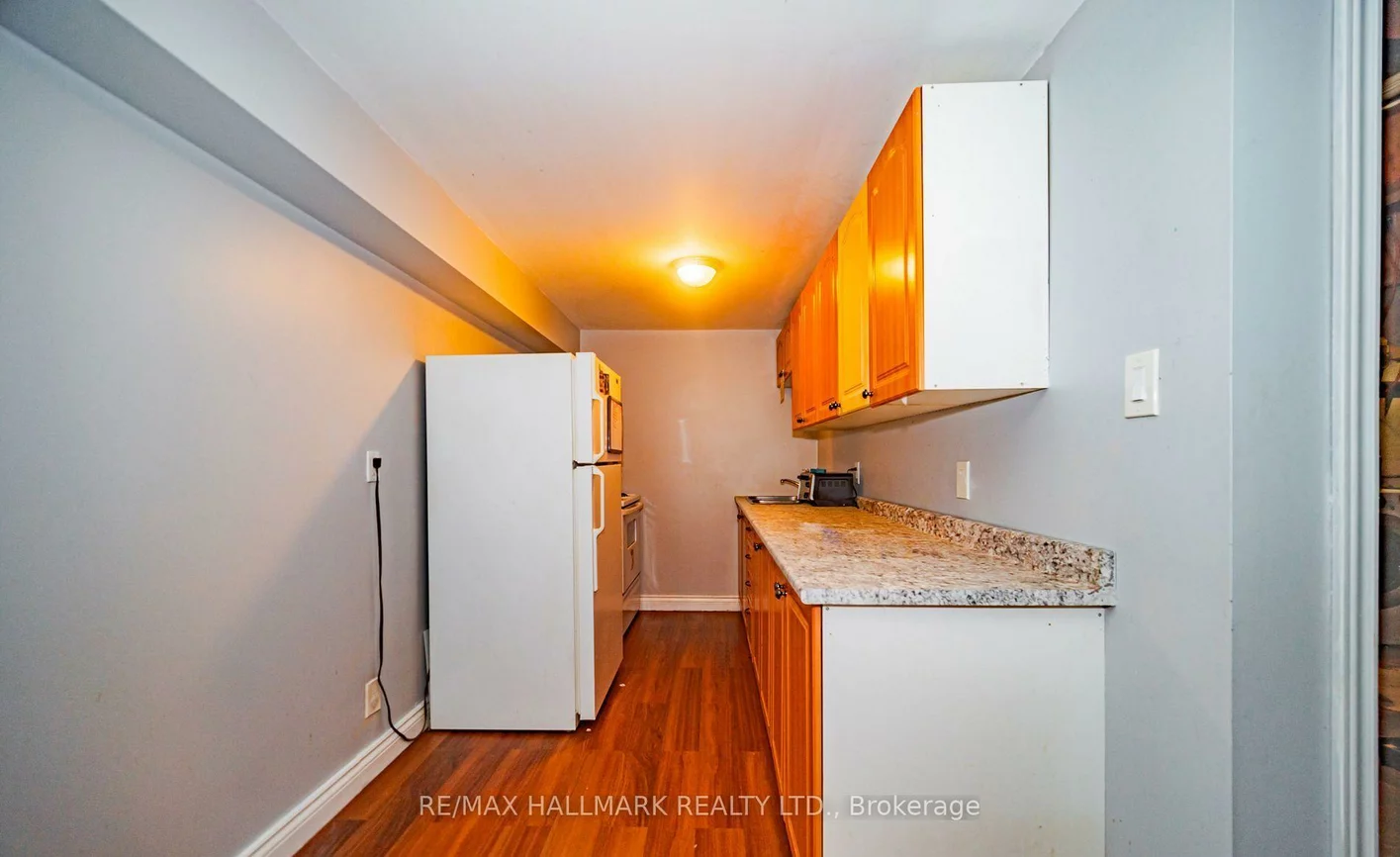 4, Devins, Aurora Heights, Aurora