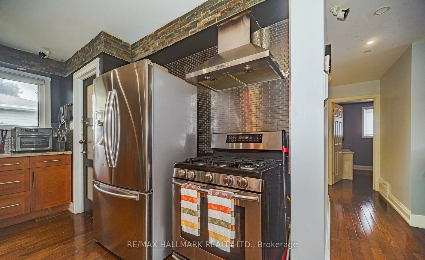 4, Devins, Aurora Heights, Aurora