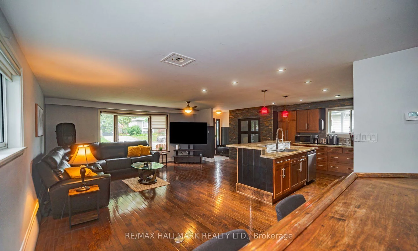 4, Devins, Aurora Heights, Aurora