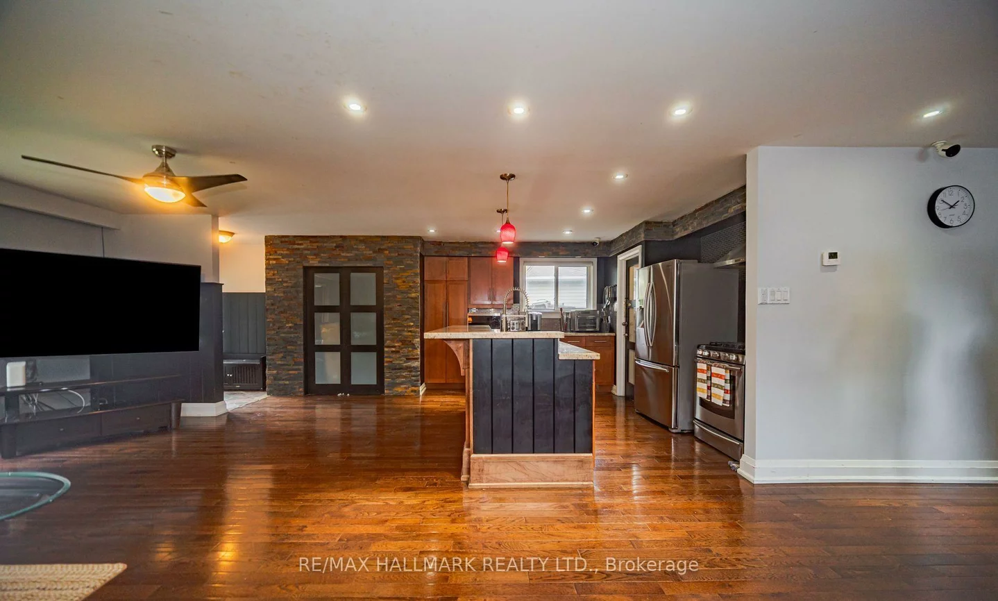 4, Devins, Aurora Heights, Aurora