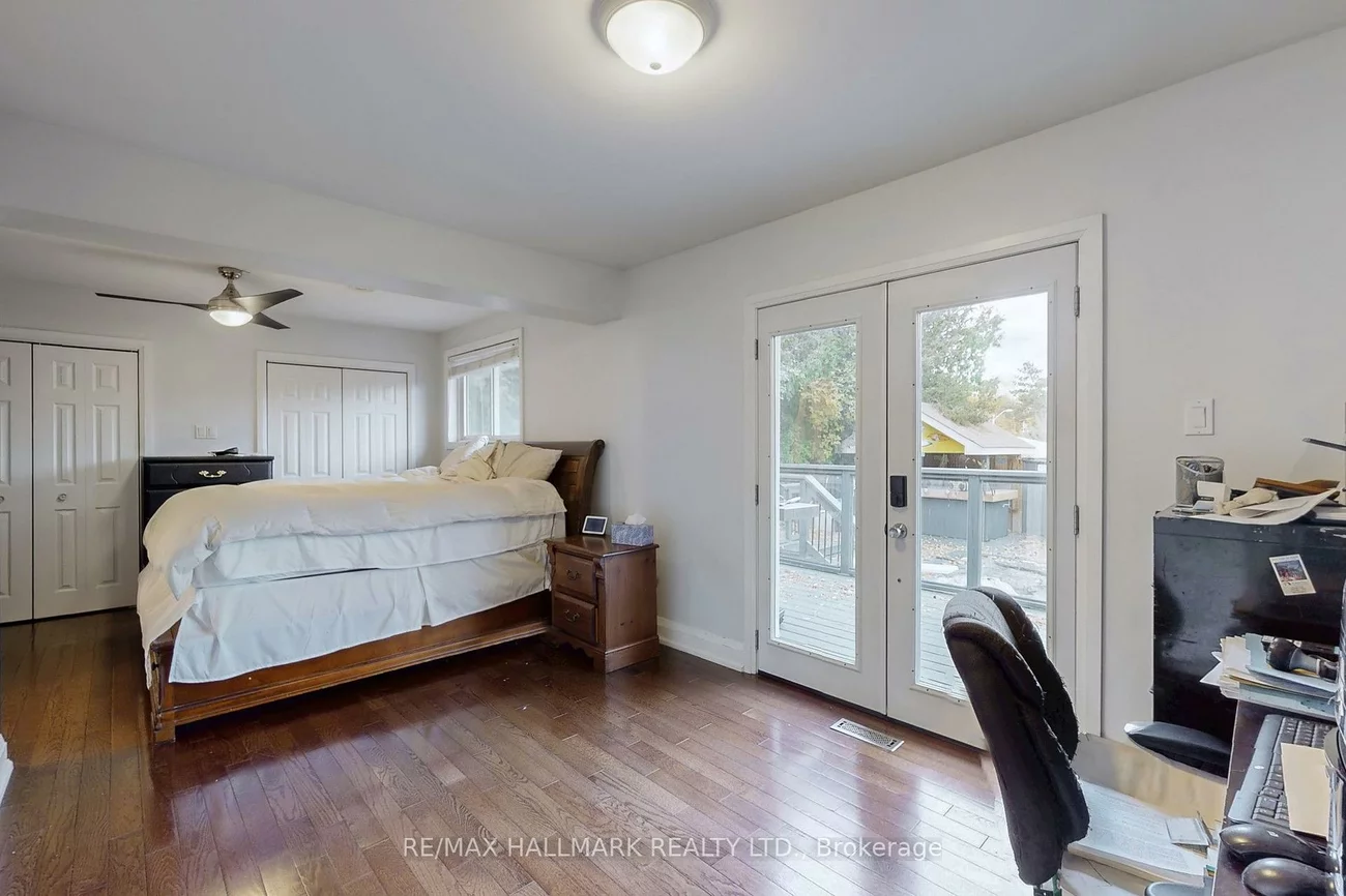 4, Devins, Aurora Heights, Aurora