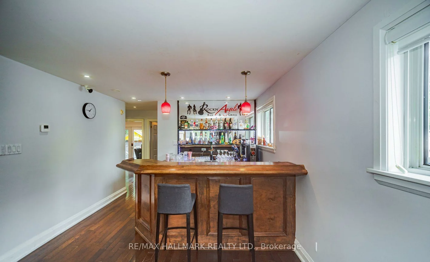 4, Devins, Aurora Heights, Aurora