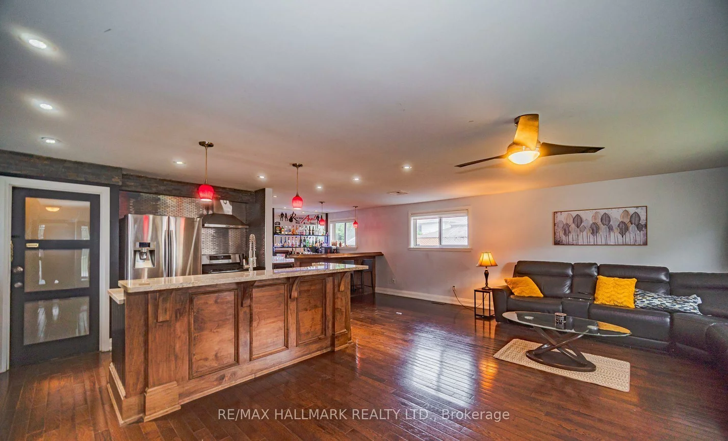 4, Devins, Aurora Heights, Aurora