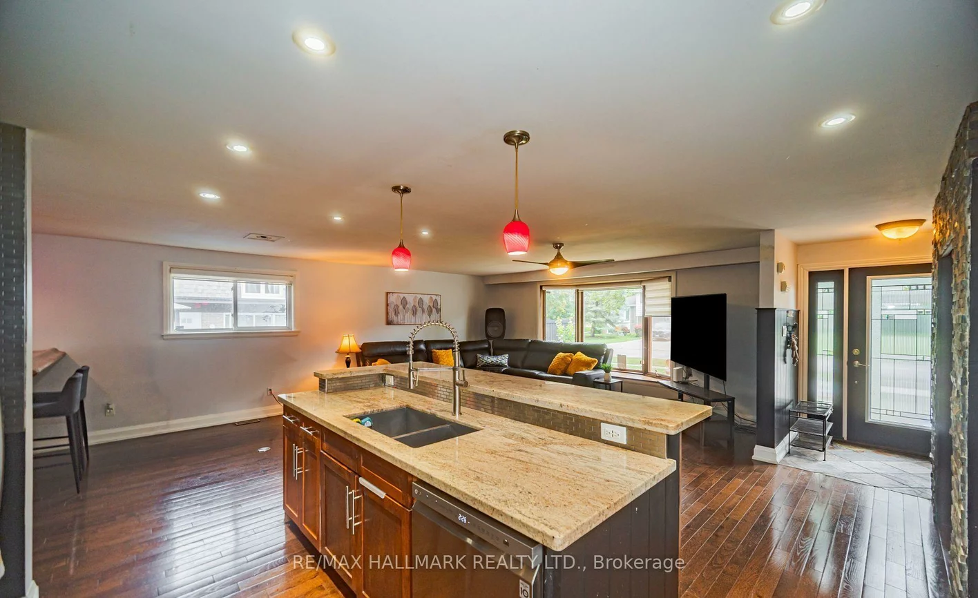 4, Devins, Aurora Heights, Aurora