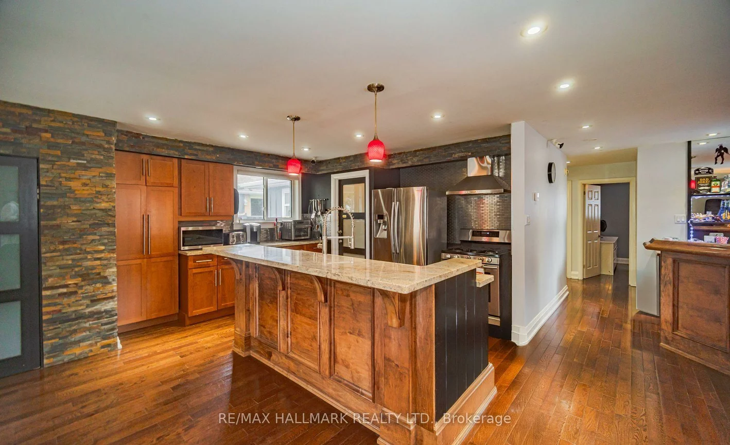 4, Devins, Aurora Heights, Aurora