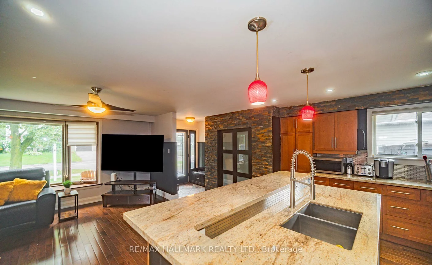 4, Devins, Aurora Heights, Aurora