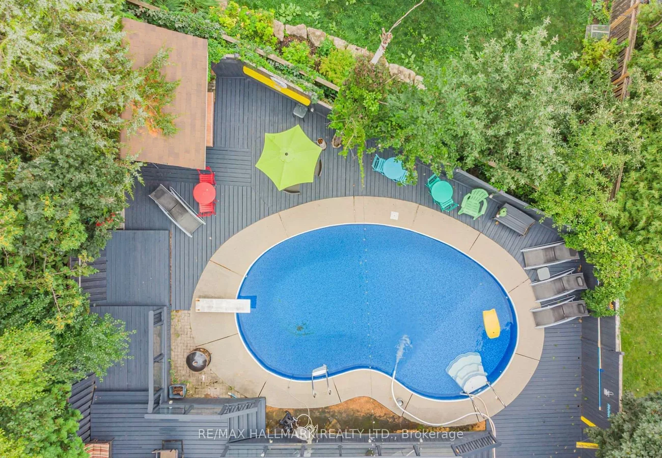 4, Devins, Aurora Heights, Aurora