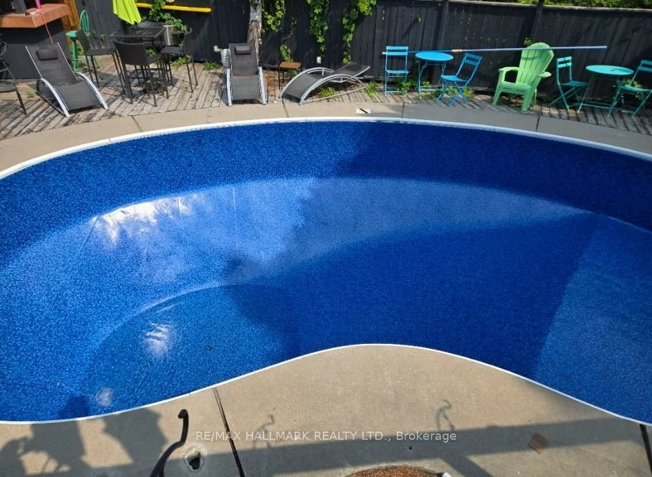 4, Devins, Aurora Heights, Aurora