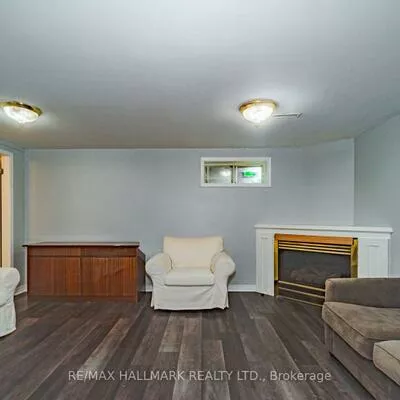 4, Devins, Aurora Heights, Aurora