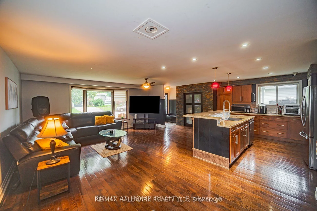 4, Devins, Aurora Heights, Aurora