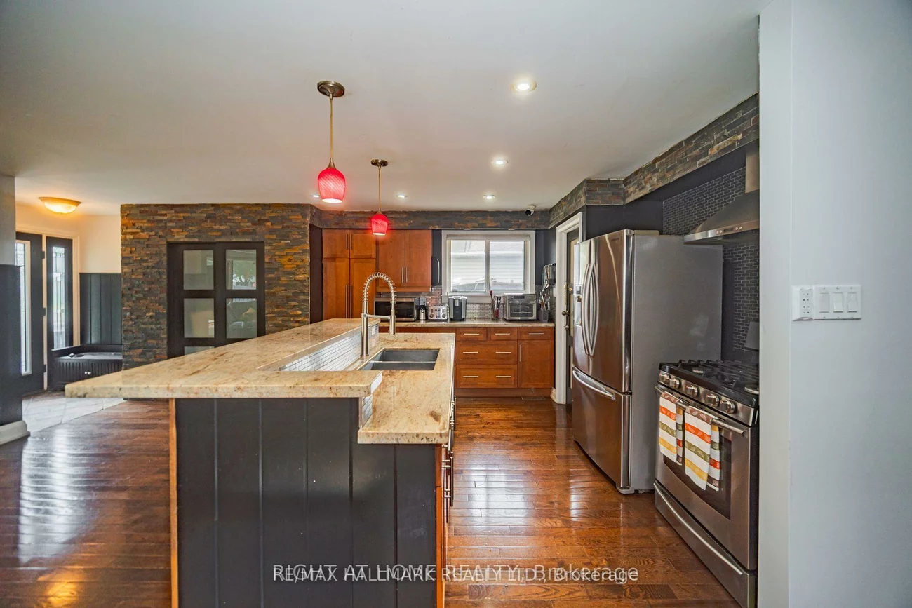 4, Devins, Aurora Heights, Aurora