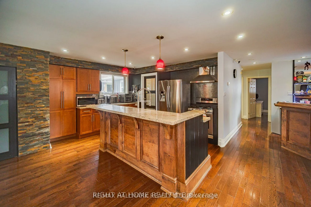 4, Devins, Aurora Heights, Aurora