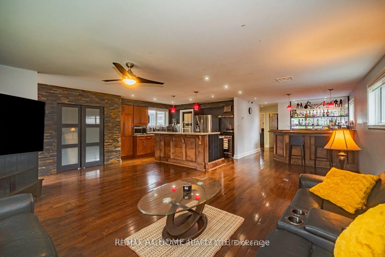 4, Devins, Aurora Heights, Aurora