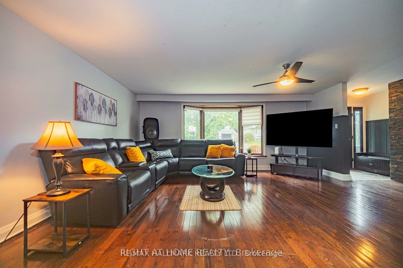 4, Devins, Aurora Heights, Aurora