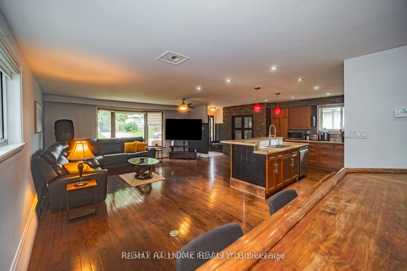 4, Devins, Aurora Heights, Aurora