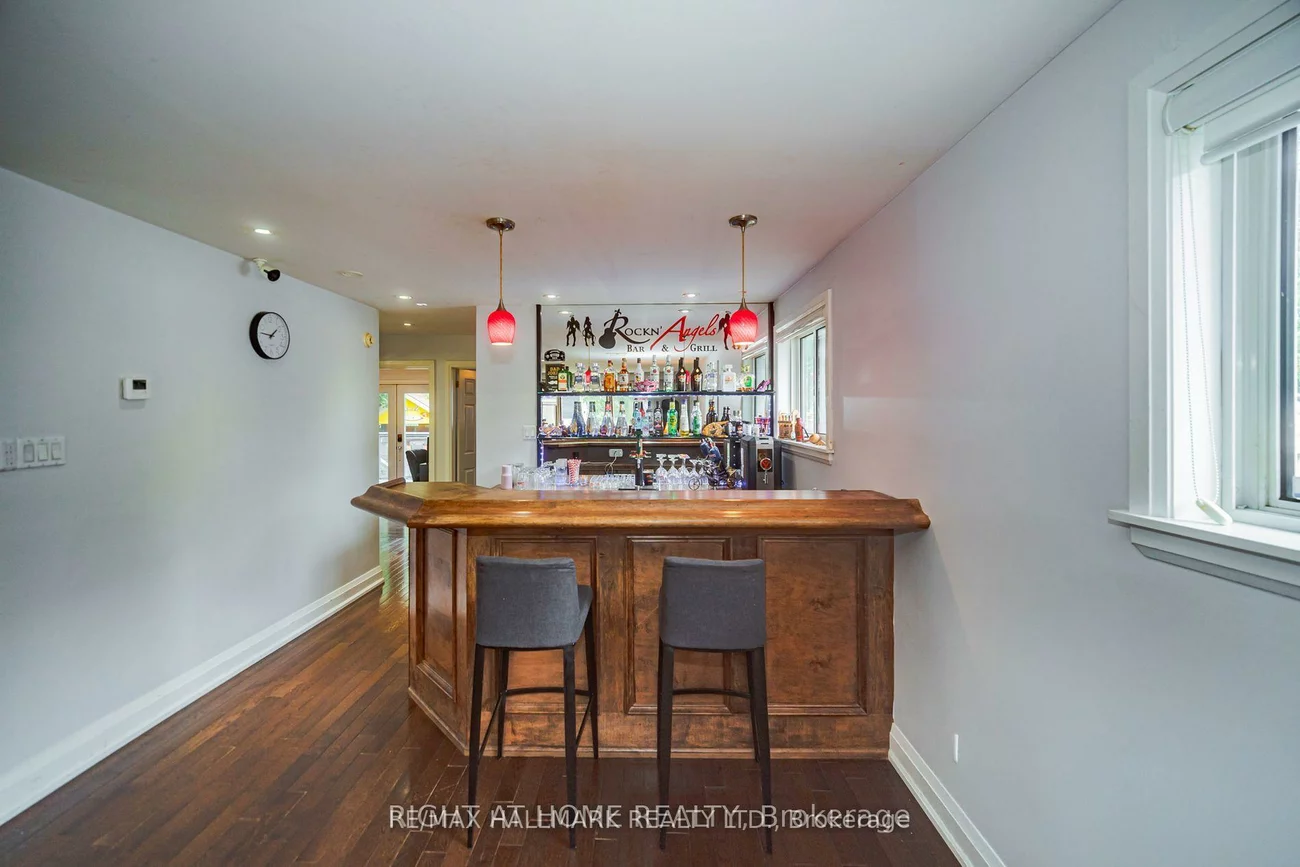 4, Devins, Aurora Heights, Aurora