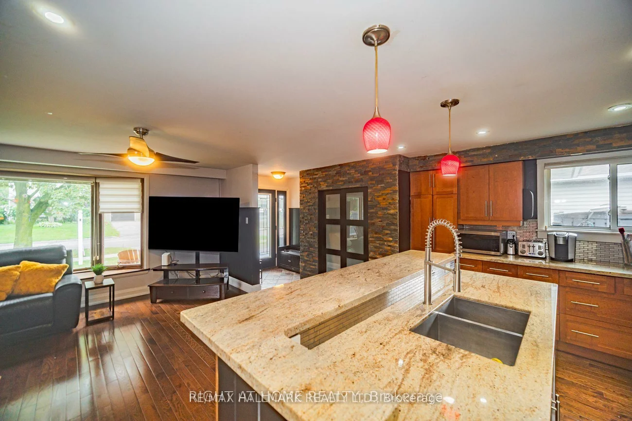 4, Devins, Aurora Heights, Aurora