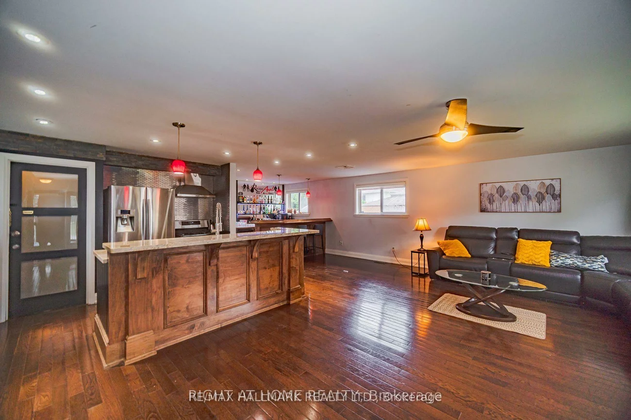 4, Devins, Aurora Heights, Aurora