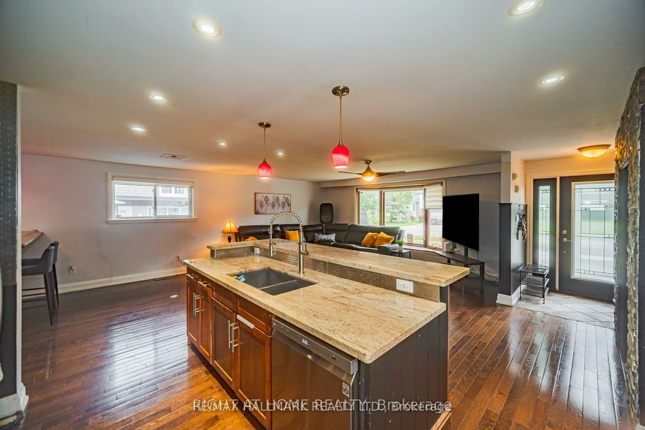 4, Devins, Aurora Heights, Aurora